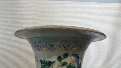 Quatre vases en porcelaine de Chine famille rose, 19/20&egrave;me