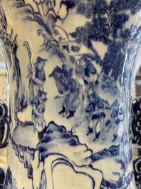 Grand vase en porcelaine de Chine en bleu, blanc et rouge de cuivre &agrave; d&eacute;cor d'un paysage fluvial montagneux, 19&egrave;me