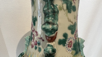 Quatre vases en porcelaine de Chine famille rose, 19/20&egrave;me