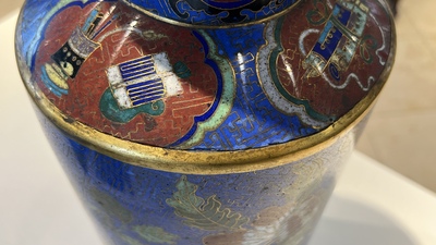 Een Chinese famille verte dekselvaas met poederblauwe fondkleur en een cloisonn&eacute; rouleau vaas, 19e eeuw