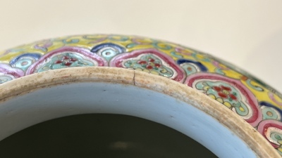 Une paire de vases couverts et une jardini&egrave;re en porcelaine de Chine famille rose, 19/20&egrave;me