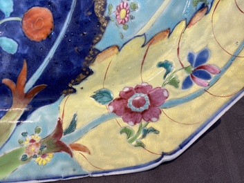 Een grote Chinese octagonale famille rose schotel met decor van tabaksbladeren, Qianlong