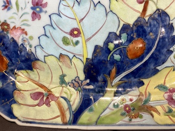 Plat de forme octogonale en porcelaine de Chine famille rose &agrave; d&eacute;cor de feuilles de tabac, Qianlong