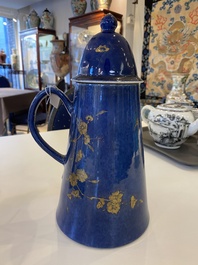 Een Chinese poederblauwe koffiepot met verguld decor, Kangxi