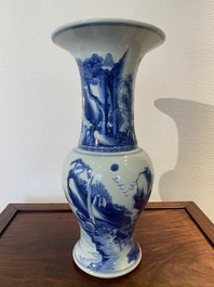 Vase de forme 'yenyen' en porcelaine de Chine en bleu et blanc &agrave; d&eacute;cor de figures dans un paysage, 19/20&egrave;me