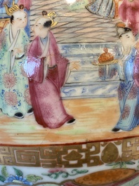 Deux paires de vases en porcelaine de Chine famille rose, 19&egrave;me