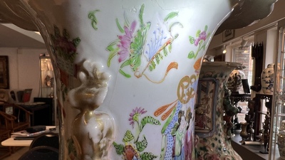 Quatre vases en porcelaine de Chine famille rose, 19/20&egrave;me