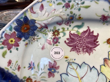 Een Chinese octagonale famille rose schotel met decor van tabaksbladeren, Qianlong