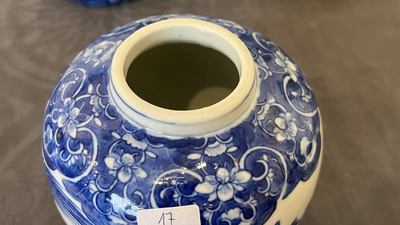 Une paire de vases en porcelaine de Chine famille rose de Canton et une paire de pots couverts en bleu et blanc, 19&egrave;me