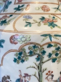 Deux paires de vases en porcelaine de Chine famille rose, 19&egrave;me