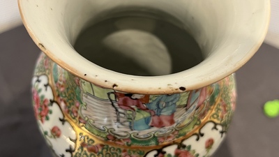 Une paire de vases en porcelaine de Chine famille rose de Canton et une paire de pots couverts en bleu et blanc, 19&egrave;me