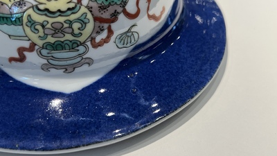 Een Chinese famille verte dekselvaas met poederblauwe fondkleur en een cloisonn&eacute; rouleau vaas, 19e eeuw