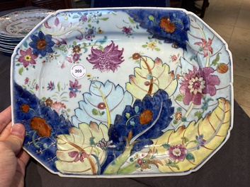 Een Chinese octagonale famille rose schotel met decor van tabaksbladeren, Qianlong