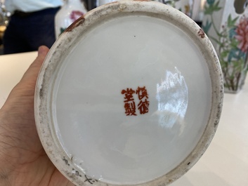 Quatre porte-chapeaux et un vase en porcelaine de Chine qianjiang cai, 19/20&egrave;me