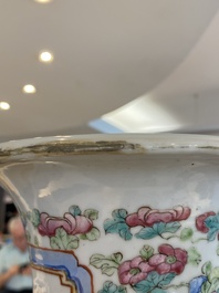 Une jardini&egrave;re et un vase en porcelaine de Chine famille rose, 19&egrave;me