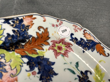 Plat en porcelaine de Chine famille rose &agrave; d&eacute;cor dit 'pseudo-feuilles de tabac', Qianlong