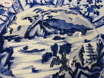 Een paar Chinese blauw-witte schotels met berglandschappen, Kangxi