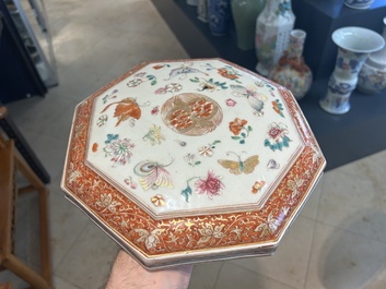 Een Chinese octagonale famille rose, ijzerrode en vergulde dekseldoos met vlinders, Yongzheng