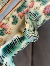 Deux paires de vases en porcelaine de Chine famille rose, 19&egrave;me