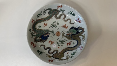 Plat en porcelaine de Chine famille verte &agrave; d&eacute;cor de deux dragons, marque de Chenghua, Kangxi