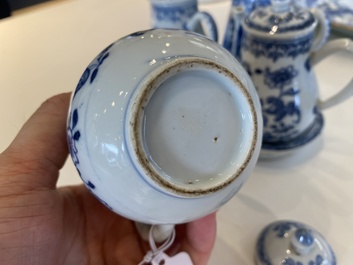 Een zeldzame Chinese blauw-witte set van twee dekselkannen en twee strooiers op onderschotel, Qianlong