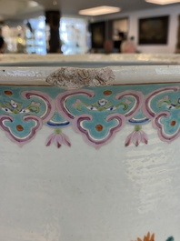 Une jardini&egrave;re et un vase en porcelaine de Chine famille rose, 19&egrave;me