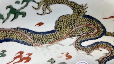 Plat en porcelaine de Chine famille verte &agrave; d&eacute;cor de deux dragons, marque de Chenghua, Kangxi