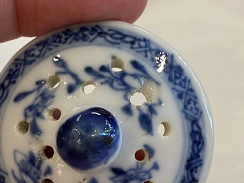 Rare ensemble de deux verseuses et deux saupoudroirs sur support en porcelaine de Chine en bleu et blanc, Qianlong