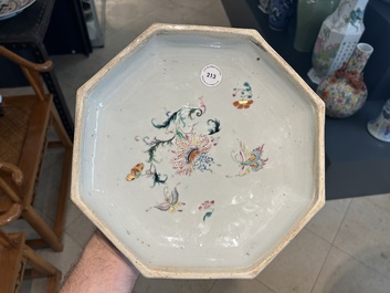 Een Chinese octagonale famille rose, ijzerrode en vergulde dekseldoos met vlinders, Yongzheng