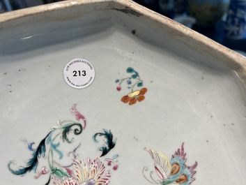 Een Chinese octagonale famille rose, ijzerrode en vergulde dekseldoos met vlinders, Yongzheng