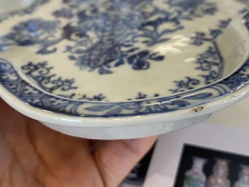 Rare ensemble de deux verseuses et deux saupoudroirs sur support en porcelaine de Chine en bleu et blanc, Qianlong