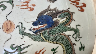 Plat en porcelaine de Chine famille verte &agrave; d&eacute;cor de deux dragons, marque de Chenghua, Kangxi