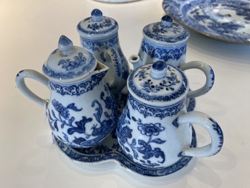 Rare ensemble de deux verseuses et deux saupoudroirs sur support en porcelaine de Chine en bleu et blanc, Qianlong