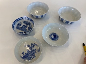 Cinq bols en porcelaine de Chine en bleu et blanc, 19/20&egrave;me