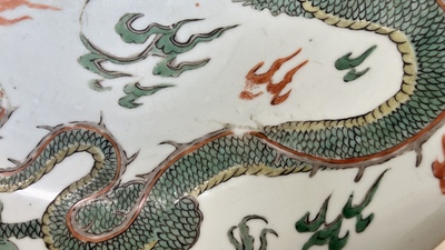 Plat en porcelaine de Chine famille verte &agrave; d&eacute;cor de deux dragons, marque de Chenghua, Kangxi