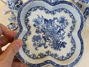 Rare ensemble de deux verseuses et deux saupoudroirs sur support en porcelaine de Chine en bleu et blanc, Qianlong