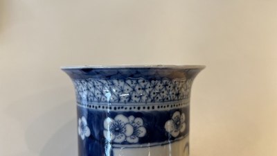 Garniture de cinq vases en porcelaine de Chine en bleu et blanc, marque de Kangxi, 19&egrave;me