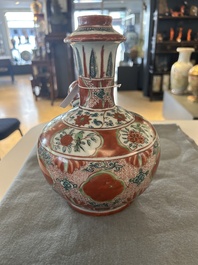 Een Chinese Swatow kendi met ornamentaal decor, Ming