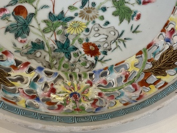 Plat en porcelaine de Chine famille rose &agrave; bord ajour&eacute;, Yongzheng/Qianlong