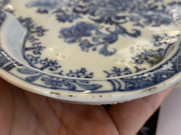 Rare ensemble de deux verseuses et deux saupoudroirs sur support en porcelaine de Chine en bleu et blanc, Qianlong