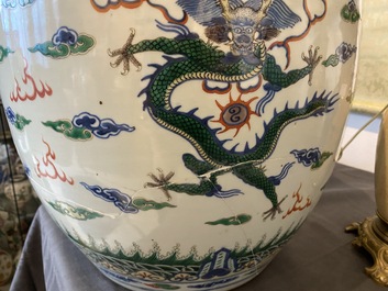 Un vase en porcelaine de Chine en bleu et blanc sur fond c&eacute;ladon, une paire dit 'de Nanking' et un aquarium en famille verte, 19&egrave;me