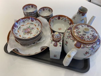 Service &agrave; th&eacute; de 20 pi&egrave;ces en porcelaine de Chine famille rose &agrave; d&eacute;cor floral, Qianlong