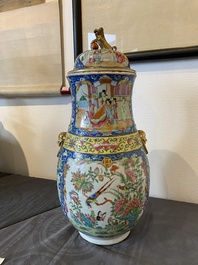 Vase couvert en porcelaine de Chine famille rose de Canton &agrave; fond bleu, 19&egrave;me