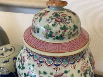 Quatre vases en porcelaine de Chine famille rose et un pot couvert en bleu et blanc sur fond c&eacute;ladon, 19&egrave;me