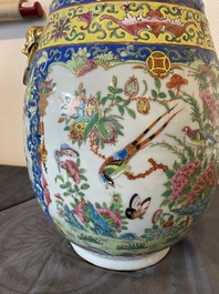 Vase couvert en porcelaine de Chine famille rose de Canton &agrave; fond bleu, 19&egrave;me