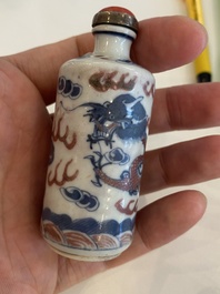 Six tabati&egrave;res en porcelaine de Chine &agrave; d&eacute;cor de dragons et de lions bouddhistes, 19/20&egrave;me