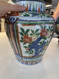 Vase en porcelaine de Chine wucai au couvercle en bois, &eacute;poque Transition