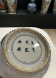 Un pot &agrave; pinceaux et un plat en porcelaine de Chine famille rose et une paire de pots couverts en bleu et blanc, 19/20&egrave;me