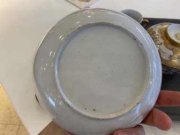 Un bol couvert, une soucoupe et deux tasses en porcelaine de Chine famille rose &agrave; d&eacute;cor d'une sc&egrave;ne de chasse, Qianlong