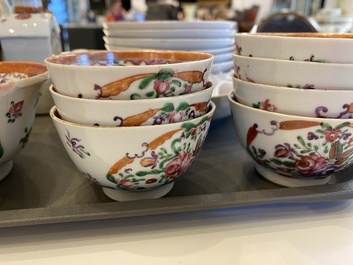 Een Chinees 20-delig famille rose theeservies met floraal decor, Qianlong